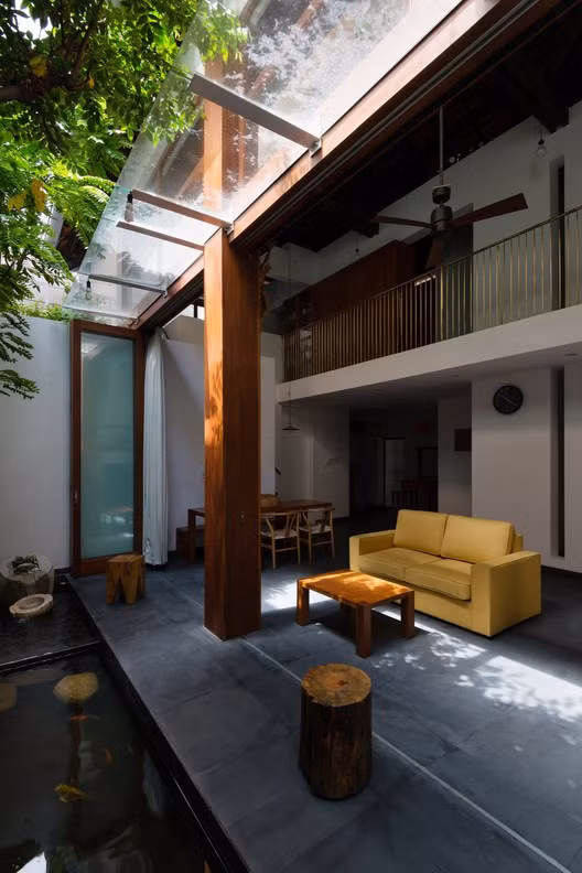 Dù nằm giữa một con phố sầm uất nhất của Sài Gòn, ngôi nhà vẫn giữ được nét bình yên nhờ thiết kế độc đáo.
