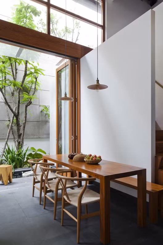 Ngôi nhà nằm ở Quận 1, TP HCM, do công ty Kiến trúc O thiết kế, được hoàn thành năm 2015.