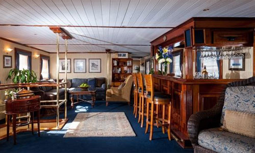 Noi that sang trong cua tau du lich Trung Quoc bi chim-Hinh-4