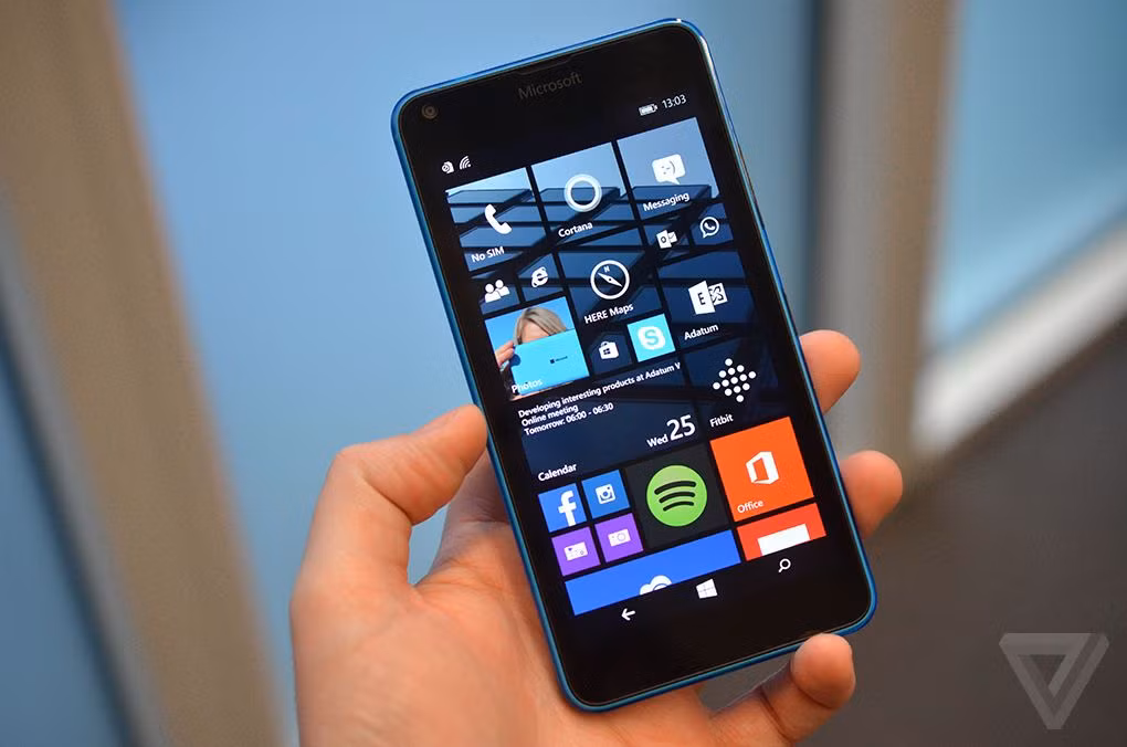 Microsoft Lumia 640: Lumia 640 có màn hình 5 inch là một trong những smartphone màn hình lớn có giá rẻ, chỉ khoảng 3,7 triệu đồng. Sử dụng nền tảng Windows Phone, chiếc Lumia của Microsoft cho hiệu năng ổn, tính năng đủ dùng bên cạnh camera 8 MP.