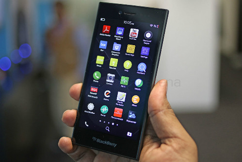 BlackBerry Leap: Leap là phiên bản nâng cấp từ chiếc BlackBerry giá rẻ Z3. Thiết kế không đổi nhiều, cải tiến đáng chú ý là việc màn hình 5 inch được nâng độ phân giải lên chuẩn HD 720p. Nhờ vậy, chất lượng hiển thị trở nên sắc nét và đẹp hơn. Thiết bị này được bán ra ở Việt Nam với giá hơn 6 triệu đồng.