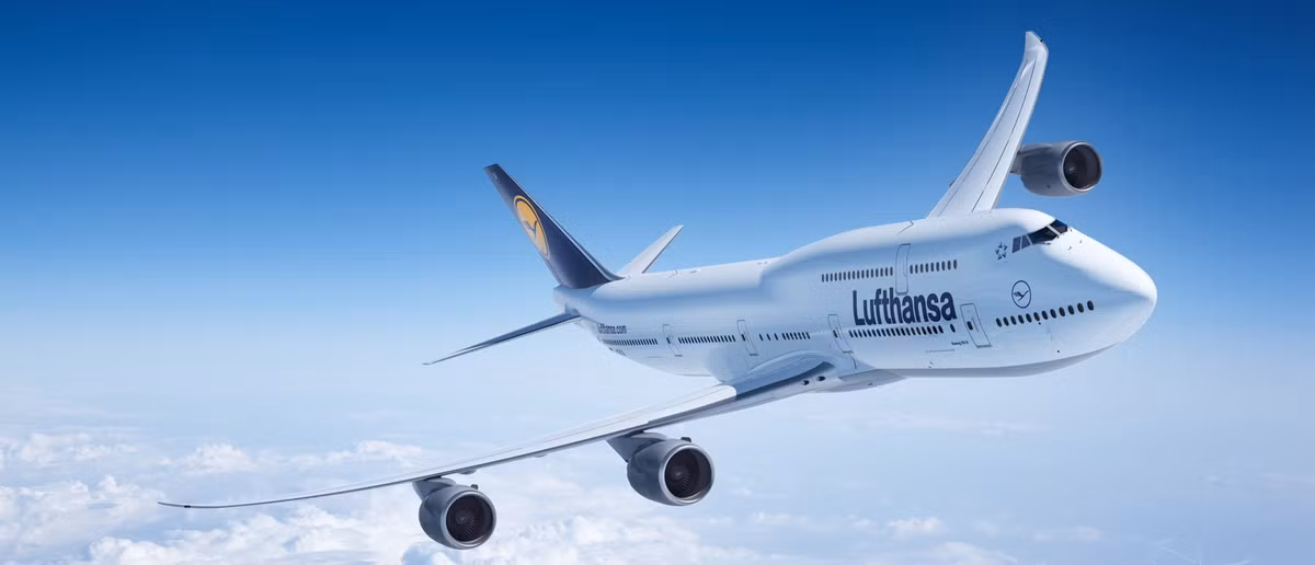 Trong khi dòng máy bay của Airbus chiếm tới 2/3 phi đội bay của Lufthansa thì dòng máy bay của Boeing có 113 chiếc gồm các phiên bản: Boeing 737-300, Boeing 737-500, Boeing 747-400, Boeing 747-8I.