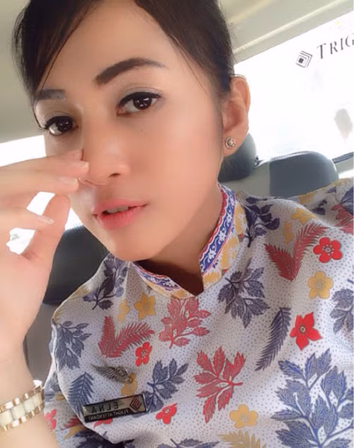 Đồng phục của các nữ tiếp viên có in hoa văn khá bắt mắt và thanh lịch.