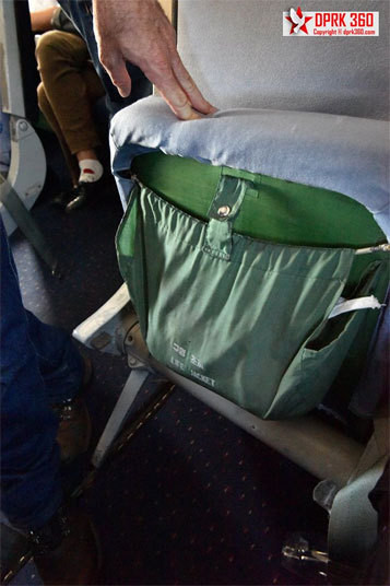 Túi đựng áo phao ở bên dưới ghế ngồi của hành khách.