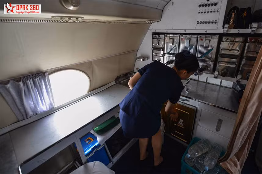 Phòng chuẩn bị đồ ăn trên máy bay của hãng Koryo Air.