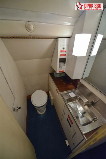 Dù các hệ thống cũ kỹ nhưng nhà vệ sinh trên máy bay của hãng vẫn khá sạch sẽ.