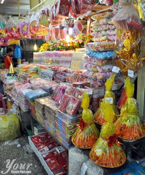 Một gian hàng đồ cưới hỏi trong chợ được bày trí khá bắt mắt.