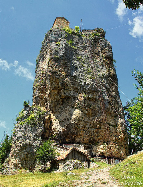 Các nhà nghiên cứu và khảo sát vẫn không thể leo lên được trụ đá Katskhi cho tới năm 1944. Người ta chỉ có thể tiếp cận nhà thờ trên đỉnh trụ đá này bằng một chiếc thang dây xích sắt.