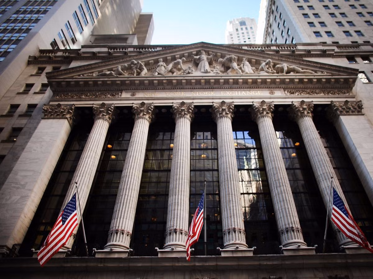 Sở Giao dịch Chứng khoán New York (New York Stock Exchange): Đây cũng là một trong những tòa nhà nổi tiếng thu hút du khách chụp ảnh khi tham quan thành phố New York.