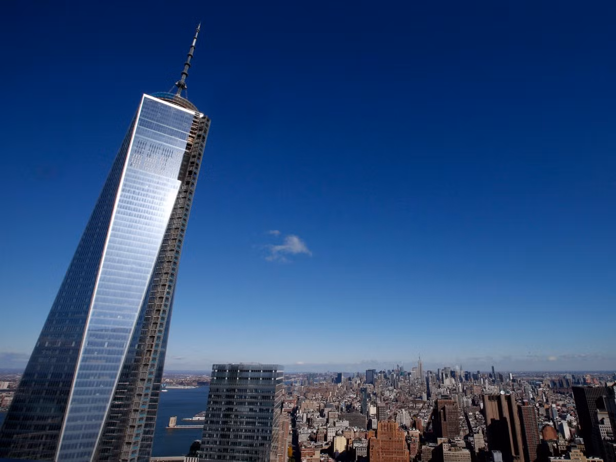 Trung tâm Thương mại Một Thế giới (One World Trade Center) cao tổng cộng 104 tầng, xây dựng trên nền móng của tòa tháp đôi cao nhất nước Mỹ bị đánh sập vào năm 2001. Với tổng giá trị xây dựng 3,9 tỷ USD, công trình này được mệnh danh là tòa nhà cao nhất nước Mỹ cũng như ở bán cầu Tây.