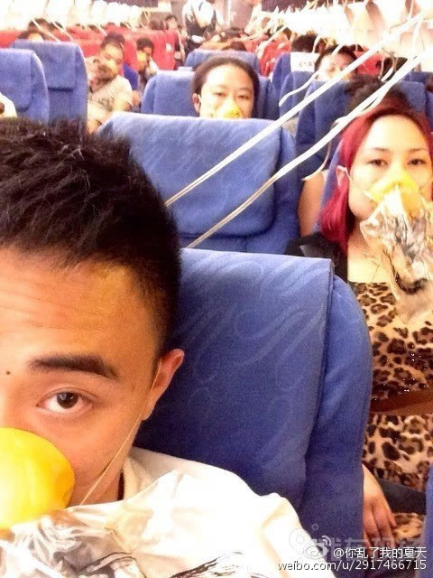 Các hành khách trên chuyến bay kinh hoàng này cho hay, động cơ gặp sự cố khiến máy bay bất ngờ mất độ cao. Hành khách trên máy bay bị ù tai, chảy máu mũi, miệng và thậm chí là ngất xỉu.