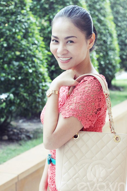 Thu Minh sang trọng và đẳng cấp với túi xách Chanel có giá gần 100 triệu đồng.