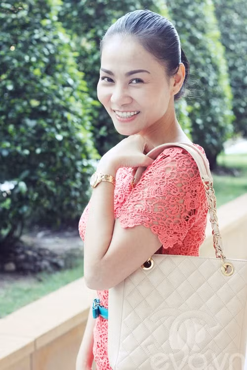 Thu Minh sang trọng và đẳng cấp với túi xách Chanel có giá gần 100 triệu đồng.