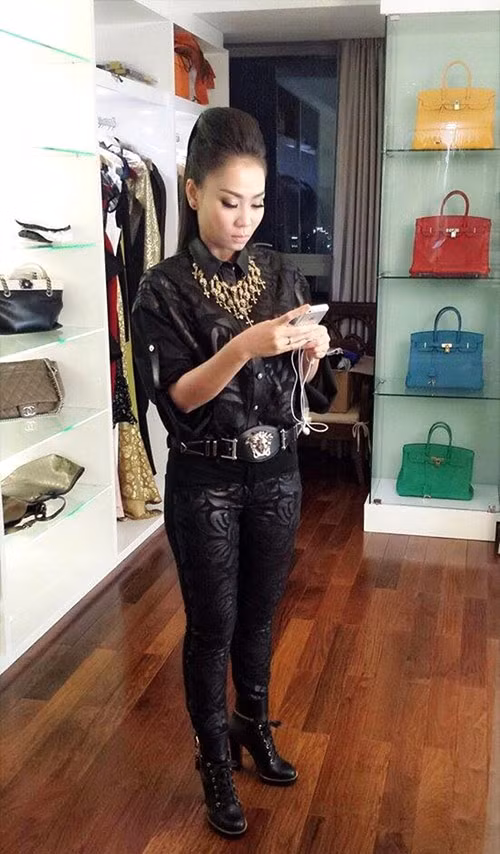 Nói về thú chơi túi xách hàng hiệu, Thu Minh chia sẻ, cô không “nghiện” mà đối với cô, hàng hiệu như một phần thưởng cho những nỗ lực mà bản thân đã cống hiến trong nghệ thuật.