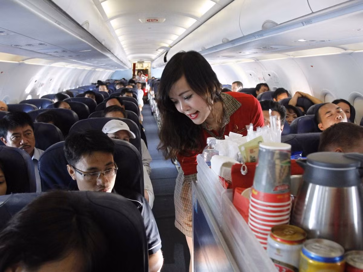 "Flip-flop" - Lịch trình dày đặc: Khi thấy tiếp viên trông có vẻ mệt mỏi, có thể họ vừa trải qua một lịch trình bay dày đặc. Nhiều tiếp viên vừa trải qua một chuyến bay xuyên đêm, nhưng rồi sau đó phải tiếp tục cất cánh vào 5-6h sáng hôm sau. Điều này khiến cho tiếp viên trở nên mệt mỏi và ít tươi tắn hơn.