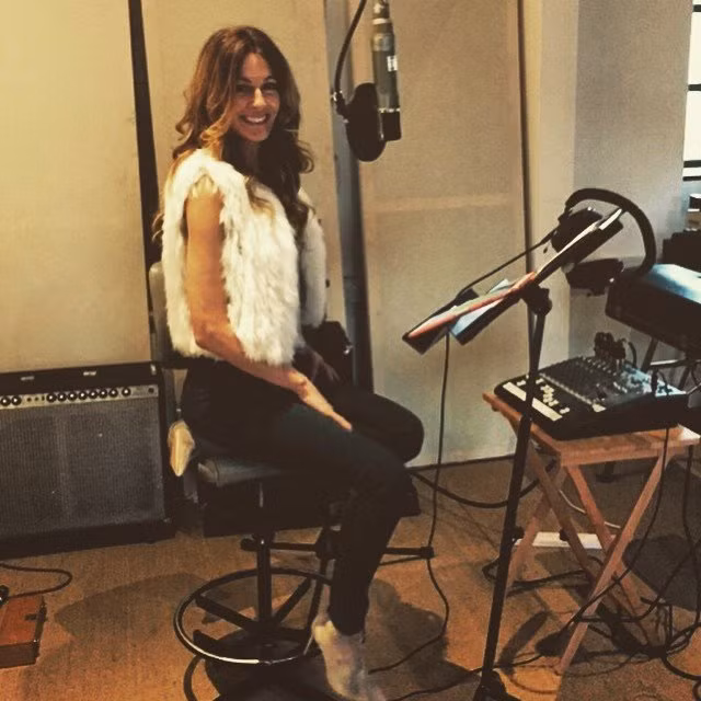 Sau đó, Kirsty tiến vào ngành âm nhạc và bắt đầu sáng tác những ca khúc một cách chuyên nghiệp.