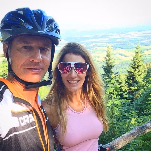 Nữ tỷ phú giàu nhất nước Anh có một cuộc sống nhung lụa, sự nghiệp thành công và gia đình hạnh phúc - những thứ mà nhiều người phải ghen tị. Kirsty Bertarelli luôn dành nhiều thời gian bên chồng con. Bertarelli khẳng định rằng chồng cô chính là niềm cảm hứng lớn nhất của cô.