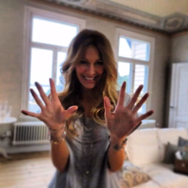 Trong năm 2000, tác phẩm Black Coffee của Kirsty đồng sáng tác với ban nhạc All Saints đã dành danh hiệu bài hát hay nhất của Anh. Cũng trong năm 2000, Kirsty Bertarelli lần đầu tiên “ngồi” vào vị trí người phụ nữ giàu nhất Anh.