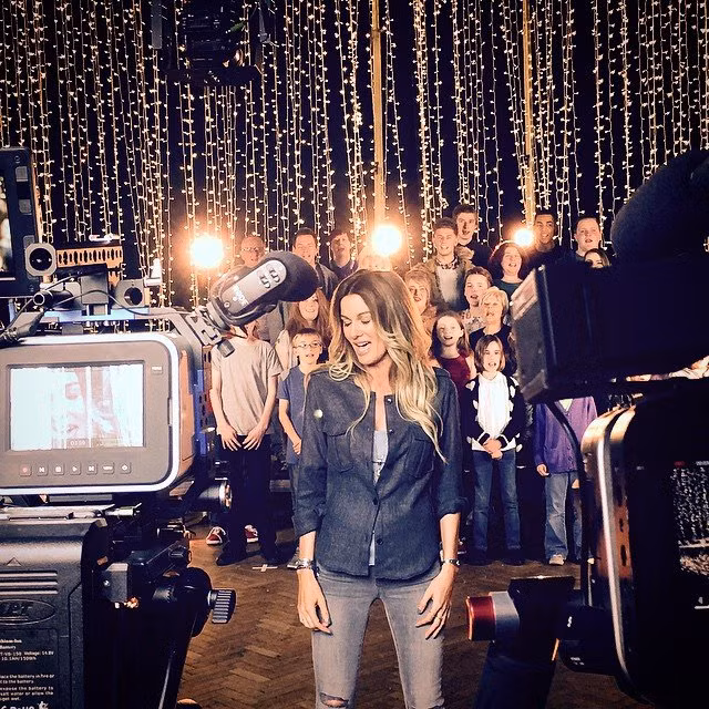  Nữ tỷ phú giàu nhất nước Anh 44 tuổi này từng chia sẻ, mẹ mình là người luôn khuyến khích cô sáng tác những bài thơ và sau này điều đó trở thành nguồn động lực để cô sáng tác những bài hát nổi tiếng.