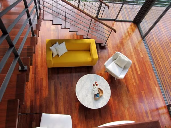 Đây là một kiểu phòng khách đơn giản nhưng độc đáo với một bàn tròn, hoa... Thiết kế này rất thích hợp cho những người trẻ bận rộn.