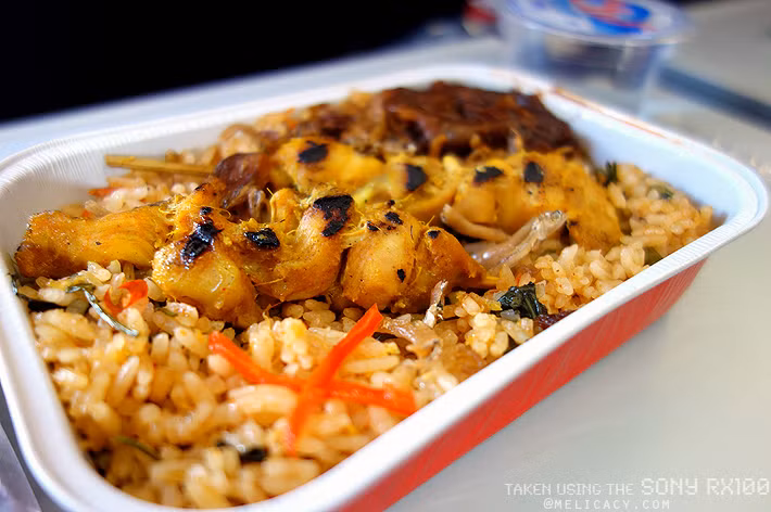 Cơm chiên với gà Satay. Cơm chiên được nấu từ gạo Thái thơm, sau đó rang lên cùng ớt và mắm tôm để tăng hương vị và mùi thơm cho cơm. Thịt gà được chế biến cùng với sa tế, dùng kèm với cơm rang, đây là món ăn cung cấp nhiều protein cho hành khách.