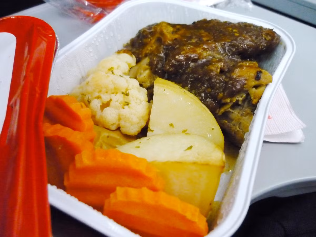 Roast Chicken With Black Pepper Mushroom Sauce. Gà nướng sốt với nấm hạt tiêu đen, thịt gà được rút xương hoàn toàn, ướp với hương vị thơm ngon sau đó đem nướng. Cuối cùng thịt gà được phủ với lớp sốt ngon tuyệt được làm từ nấm dùng kèm với cà rốt nướng, súp lơ và một ít khoai tây nướng.