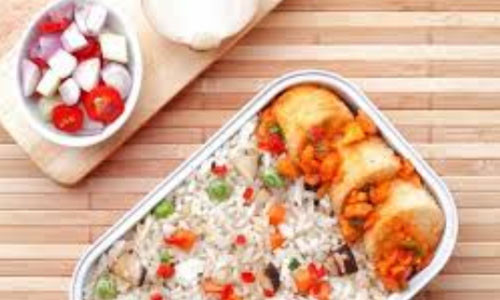 Vegetarian Fried Rice with Tofu Lampion – Cơm chiên chay với đậu hũ ngủ cốc. Đây là món ăn giàu chất đạm với đậu hũ ngủ cốc, đậu hũ Nhật, nấm Shittake cùng một ít ớt đỏ và xanh ăn với cơm chiên. Đây là món ăn chay được yêu thích khi dùng dầu hào làm nguyên liệu nêm chính cho món ăn.