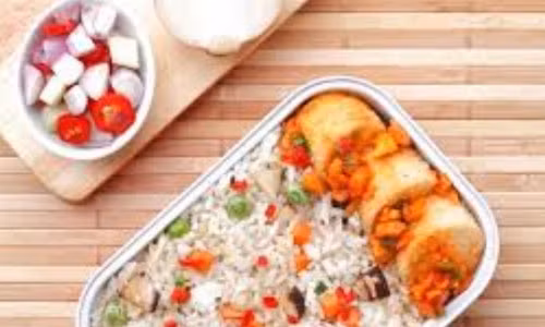 Vegetarian Fried Rice with Tofu Lampion – Cơm chiên chay với đậu hũ ngủ cốc. Đây là món ăn giàu chất đạm với đậu hũ ngủ cốc, đậu hũ Nhật, nấm Shittake cùng một ít ớt đỏ và xanh ăn với cơm chiên. Đây là món ăn chay được yêu thích khi dùng dầu hào làm nguyên liệu nêm chính cho món ăn.