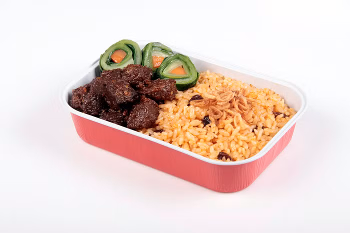 Nasi Minyak Palembang. Đây là món cơm trộn được nấu bằng gạo Thái thơm ngon với nguyên liệu bí mật tạo nên độ thơm cho cơm cùng miếng thịt bò Malbi giàu dinh dưỡng được trang trí bởi một ít rau thơm, ớt, rau quả.