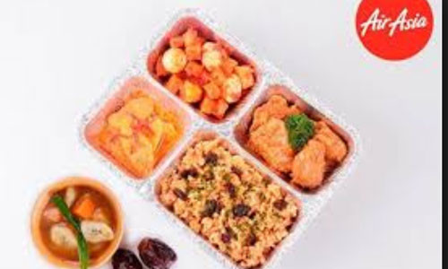 Nasi Kebuli with Chicken Kalio + Banana Compotel. Bữa ăn này được phục vụ theo sự kết hợp giữa ẩm thực Ả Rập và các món ăn Trung Đông. Thịt gà Kalio dùng kèm với khoai tây Sambal, trứng Quail cùng một ít dứa Pacri, đây còn là món ăn hoàn hảo dành cho mùa lễ ăn chay Ramadan của người Hindu. Chuối là món tráng miệng đi kèm với món ăn này.