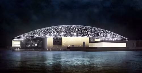 Bảo tàng Louvre Abu Dhabi, Abu Dhabi, Các tiểu vương quốc Ả Rập thống nhất, cũng dự kiến mở cửa trong năm 2015. Theo người thiết kế công trình này - kiến trúc sư Jean Nouvel, bảo tàng nghệ thuật Louvre Abu Dhabi là “hòn đảo trên đảo”. Bên trong mái mòm “nổi” của bảo tàng Louvre Abu Dhabi là cả một thế giới hoàn toàn mới, nơi “cơn mưa ánh sáng” chiếu rọi lên “thành phố nhỏ” của những tác phẩm, bờ hồ và cảnh vật.
