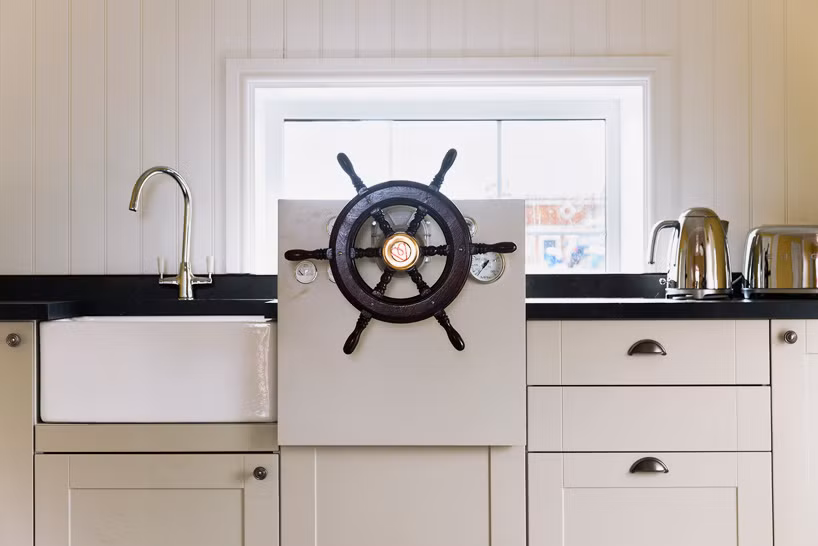 Căn bếp nhỏ xinh trong ngôi nhà nổi.