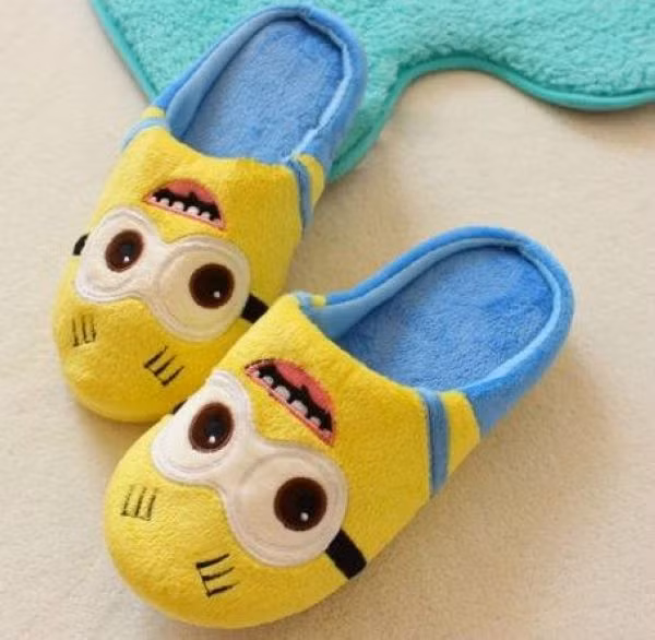 Ngoài thú nhồi bông thì ba lô, cặp xách, giày dép, quần áo… với sắc vàng, xanh quen thuộc và những khuôn mặt Minions ngộ nghĩnh đang là những món đồ thu hút trẻ nhỏ và những khán giả yêu thích bộ phim.