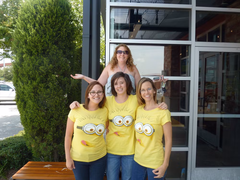 Những chiếc áo vàng hình Minions gây sốt.