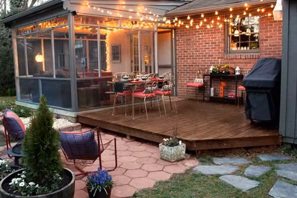 Tránh trời mưa, bạn có thể bố trí bàn ăn tối trong hiên nhà.