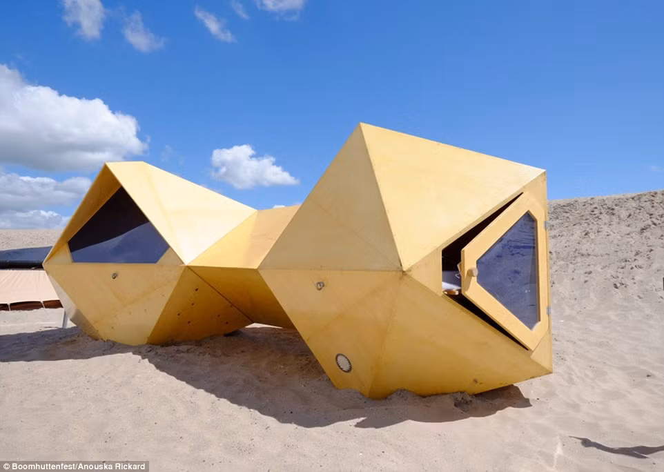 Hai lều trại này có thể cung cấp chỗ nghỉ ngơi cho 4 người và chúng được kết nối với nhau thông qua một đường hầm ở thông nhau ở giữa.