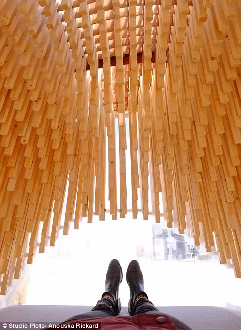 Giữa những thanh gỗ tạo các khe hở để bên trong có thể đón ánh sáng mặt trời dịu nhẹ hơn.