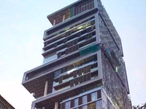  Ấn Độ sở hữu ngôi nhà đắt nhất thế giới. Theo Business Insider, biệt thự Antilla của tỷ phú Ấn Độ Mukesh Ambani có chi phí xây dựng lên tới 1 tỷ USD. Điều đó đã khiến cho nó trở thành ngôi nhà đắt nhất thế giới.