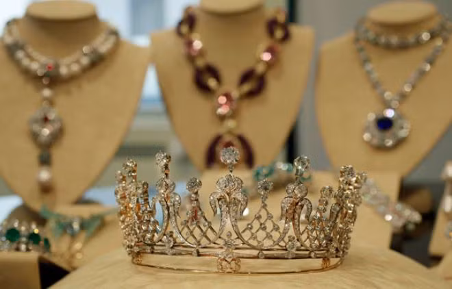 Elizabeth Taylor là người nổi tiếng đam mê đồ trang sức, bà sở hữu nữ trang quý hiếm của hầu hết các nhãn hiệu danh tiếng như Cartier, Van Cleef &amp; Arpels, Chopard... Trong ảnh là vương miện đính kim cương tuyệt đẹp. Elizabeth Taylor đã đeo chiếc vương miện này trong lễ trao giải Oscars năm 1957.