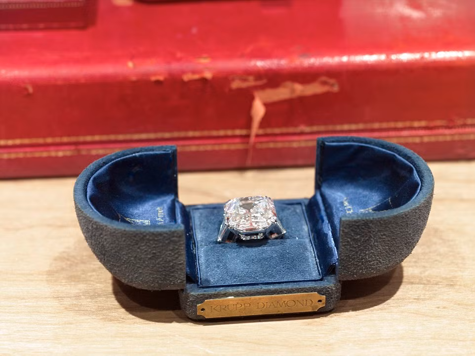 Nổi bật nhất là chiếc nhẫn kim cương 33,19 carat và viên ngọc trai hình quả lê từ thế kỷ 16, quà tặng của Richard Burton, một trong 7 người chồng của bà. Sau khi Taylor mất, chiếc nhẫn được bán đấu giá với giá 8,8 triệu USD.