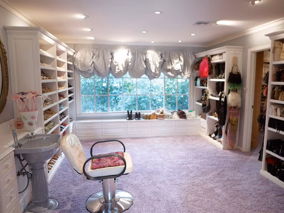 Taylor có cả một phòng để giày và các loại phụ kiện lông thú xa xỉ của mình.