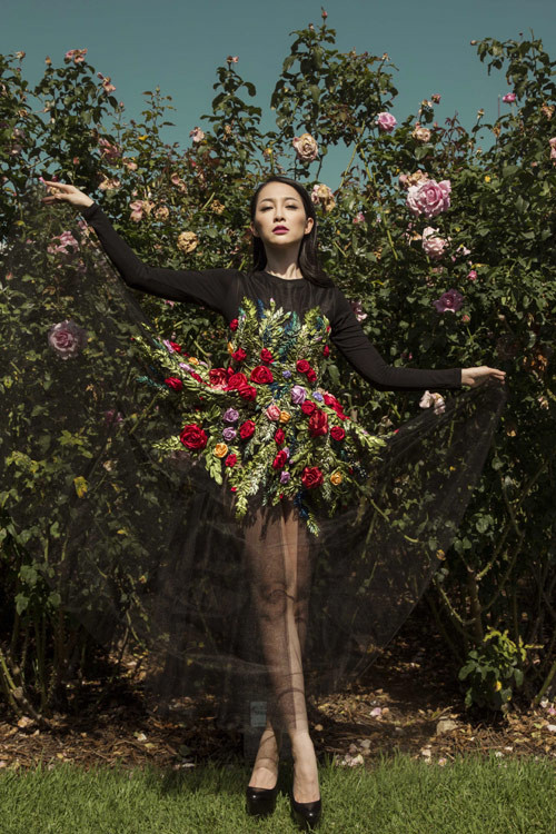 Chiếc váy voan dài, phủ những bông hoa và nhành lá 3D sinh động trị giá 5.000 USD nằm trong bộ sưu tập La Vie En Rose.