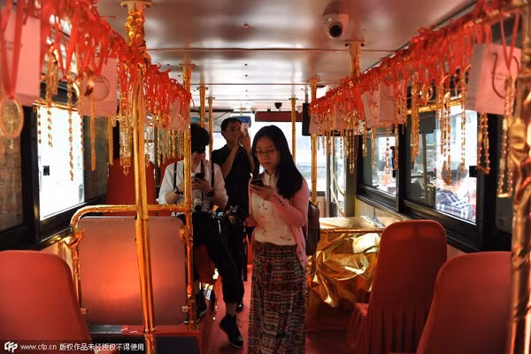 Chiếc xe buýt hai tầng được dát vàng và trang trí với nội thất hoàn toàn bằng vàng khiến dư luận Trung Quốc sửng sốt.
