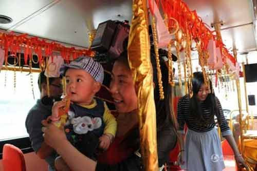 Tổng giá trị các đồ trang trí và vàng được giấu trên xe có giá trị 5 triệu NDT (tương đương 17,5 tỷ đồng).