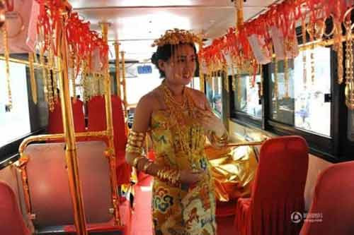 Nếu người nào tìm được vàng thì phần thưởng đó sẽ thuộc về họ. Việc này đã thu hút hàng trăm người xếp hàng dài để lên xe tìm kiếm vận may.