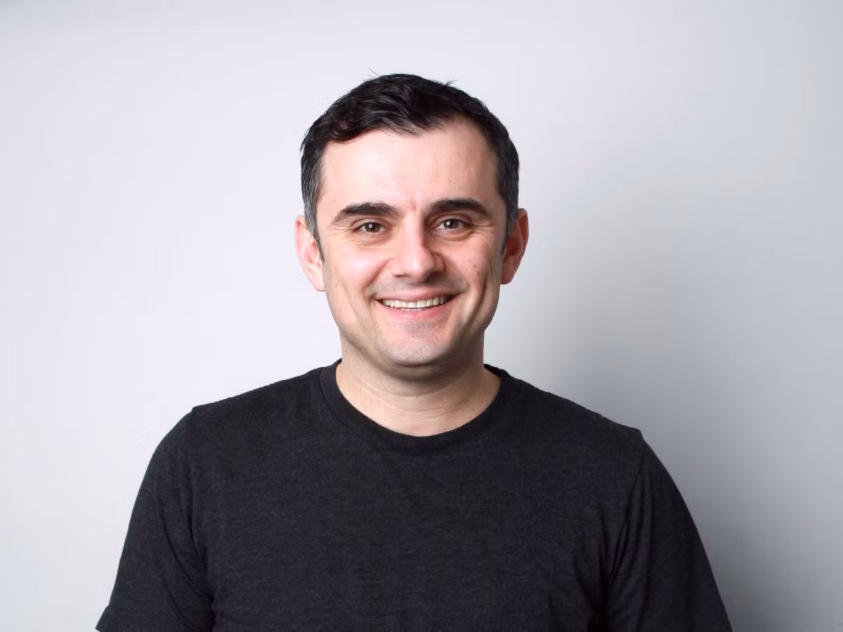 Gary Vaynerchuk - nhà đồng sáng lập và CEO của tập đoàn VaynerMedia, thường đọc các bản tin trên các trang kinh tế hàng đầu thế giới như ESPN, Business Insider hay trang tổng hợp tin tức Nuzzel.