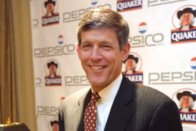 Steve Reinemund, cựu CEO của PepsiCo, thường ngủ dậy lúc 5h30 sáng và đọc các tờ New York Times, Wall Street Journal và Financial Times, cũng như tờ Dallas Morning News.