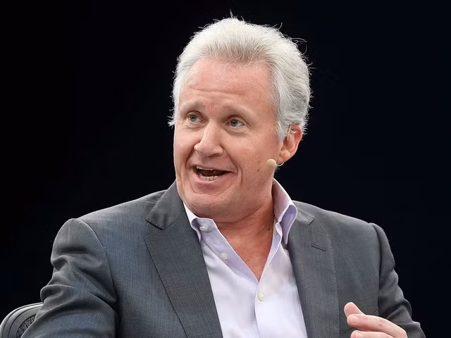 Jeffrey Immelt, CEO của tập đoàn điện tử General Electric, cũng thường lướt tin tức trên các trang như Financial Times, FTIndex, New York Times, USA Today và New York Post vào mỗi buổi sáng.