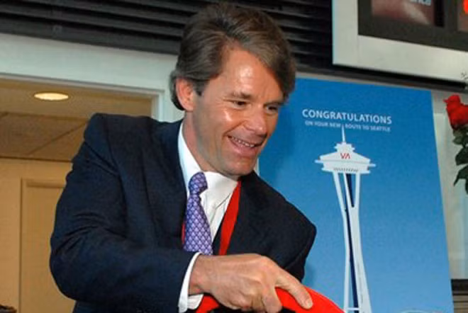 David Cush, CEO của hãng Virgin America, thường ngủ dậy vào lúc 4h15 sáng và đọc những tờ báo yêu thích gồm New York Times, Wall Street Journal, USA Today, San Francisco Chronicle và Financial Times.