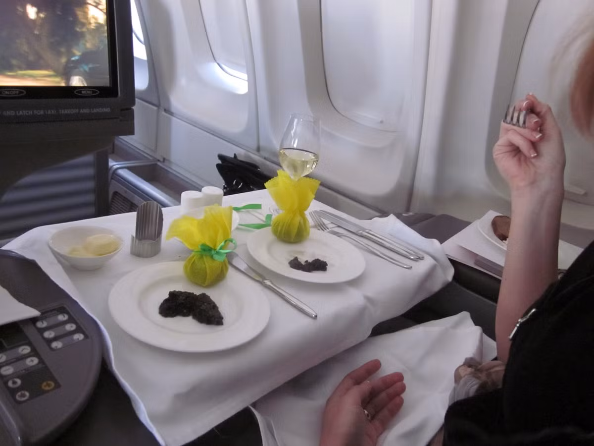 Ngoài những món ăn và món tráng miệng hoàn hảo, Lufthansa còn cung cấp một danh sách rượu thượng hạng cho khách khoang hạng nhất lựa chọn.